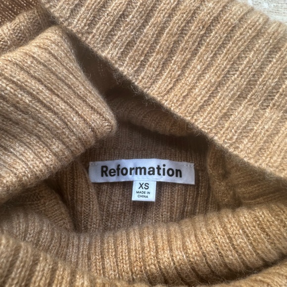 NWT Reformation Luisa Cropped Cashmere Turtleneck Sweater
Size XS
Color: Camel - Picture 3 of 8